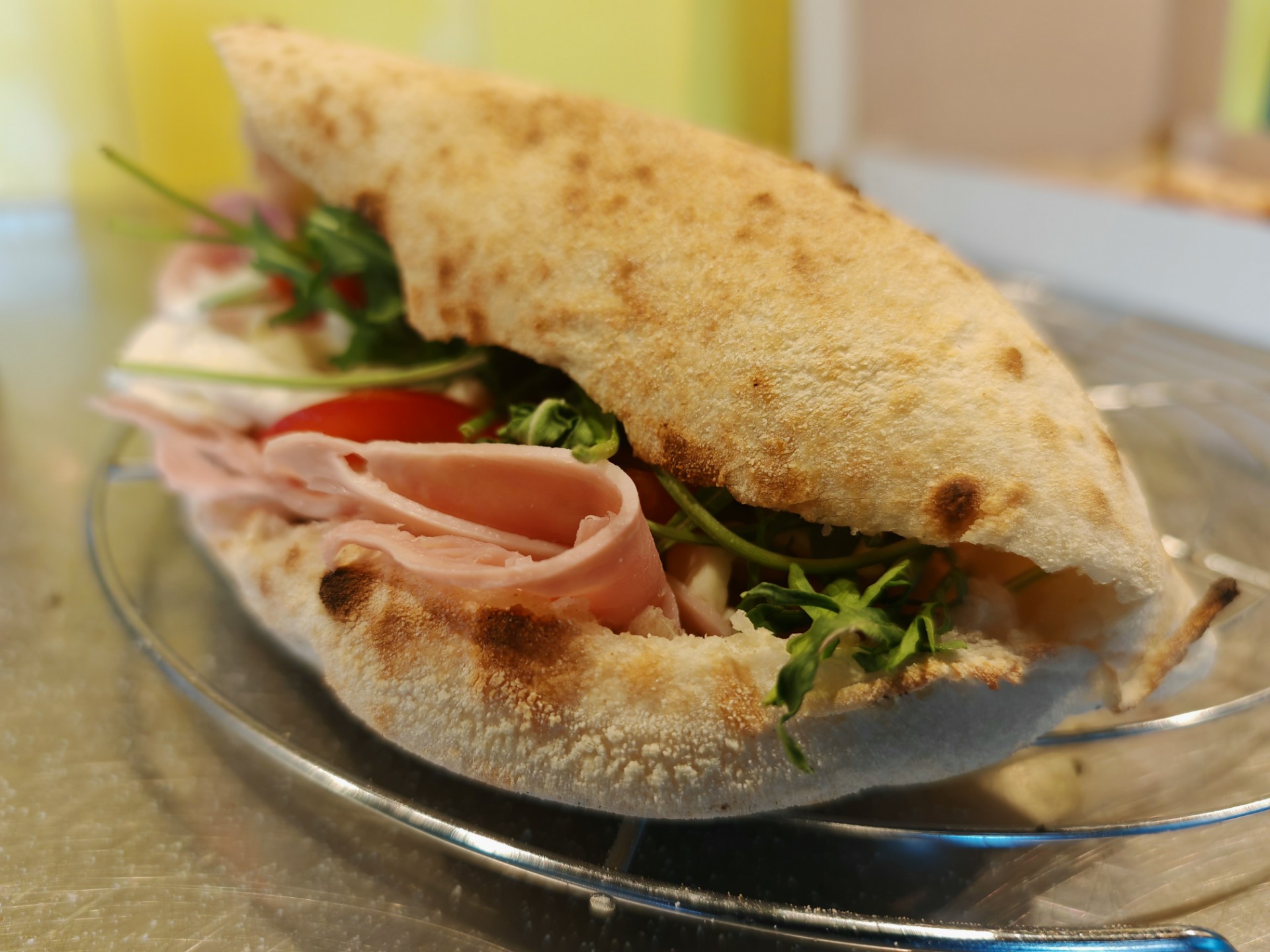 Włoskie panino ze świeżymi składnikami